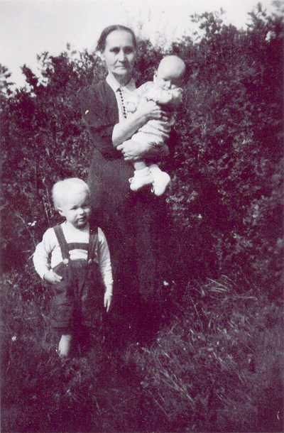 Pertti, Fiia, Matti in Lapua, ca. 1946